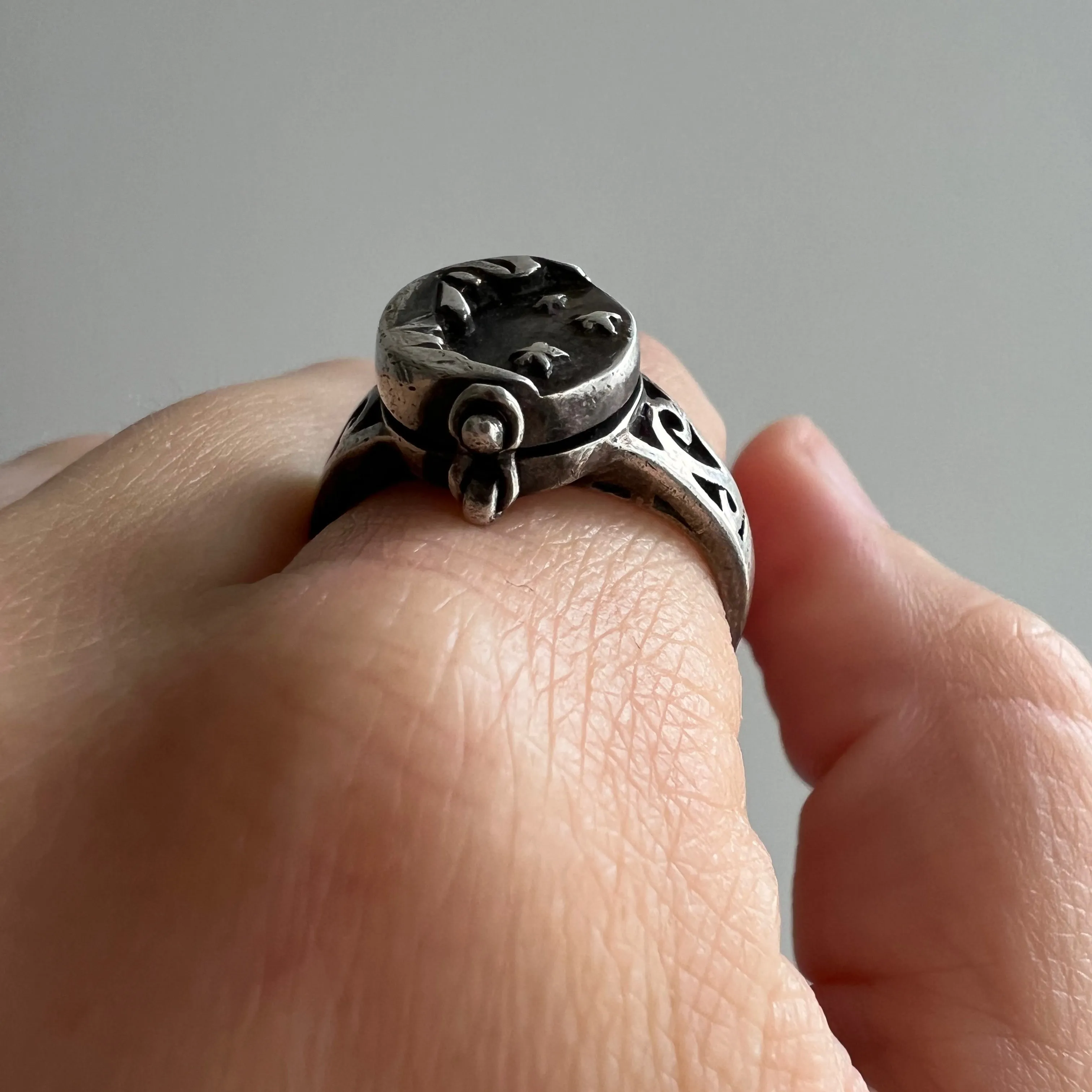 V I N T A G E // lunar compartment / sterling silver figural moon poison ring / size 9.25