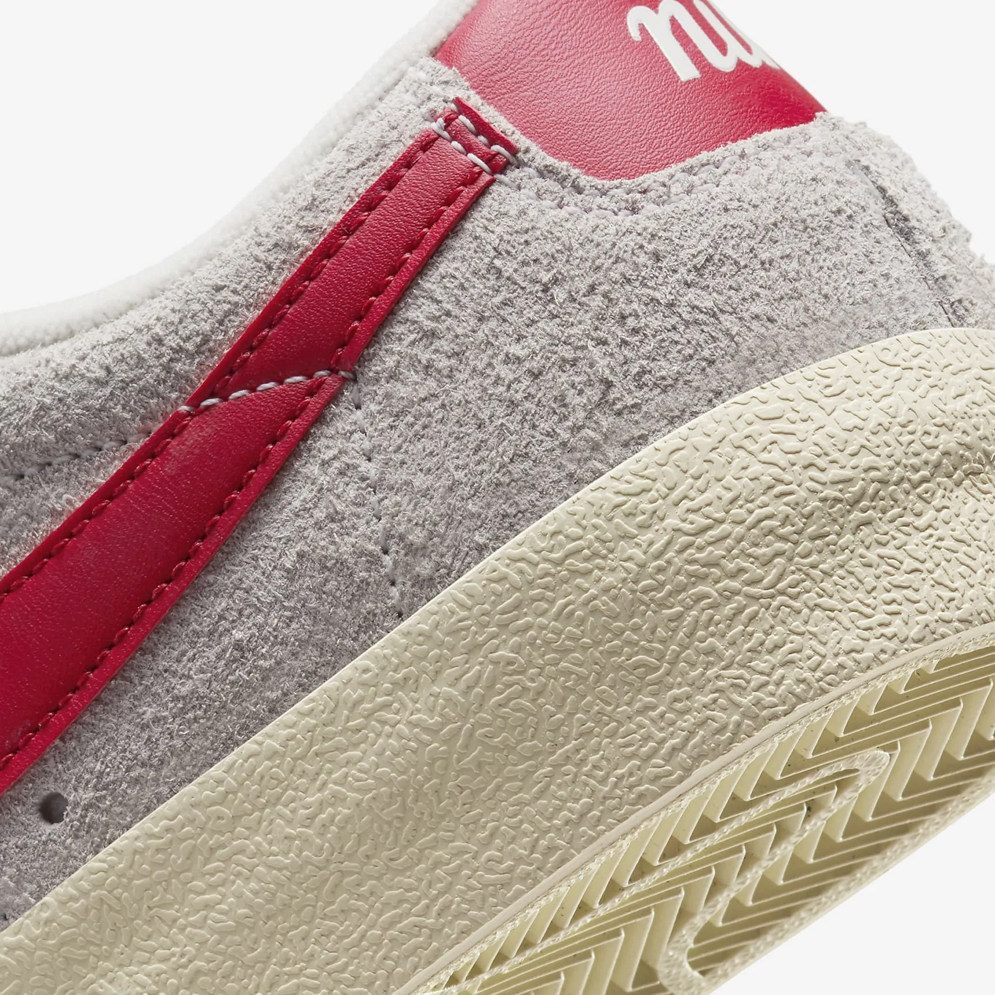 WMN'S BLAZER LOW '77 VINTAGE 'SUMMIT WHITE/GYM RED-SAIL-COCONUT MILK'