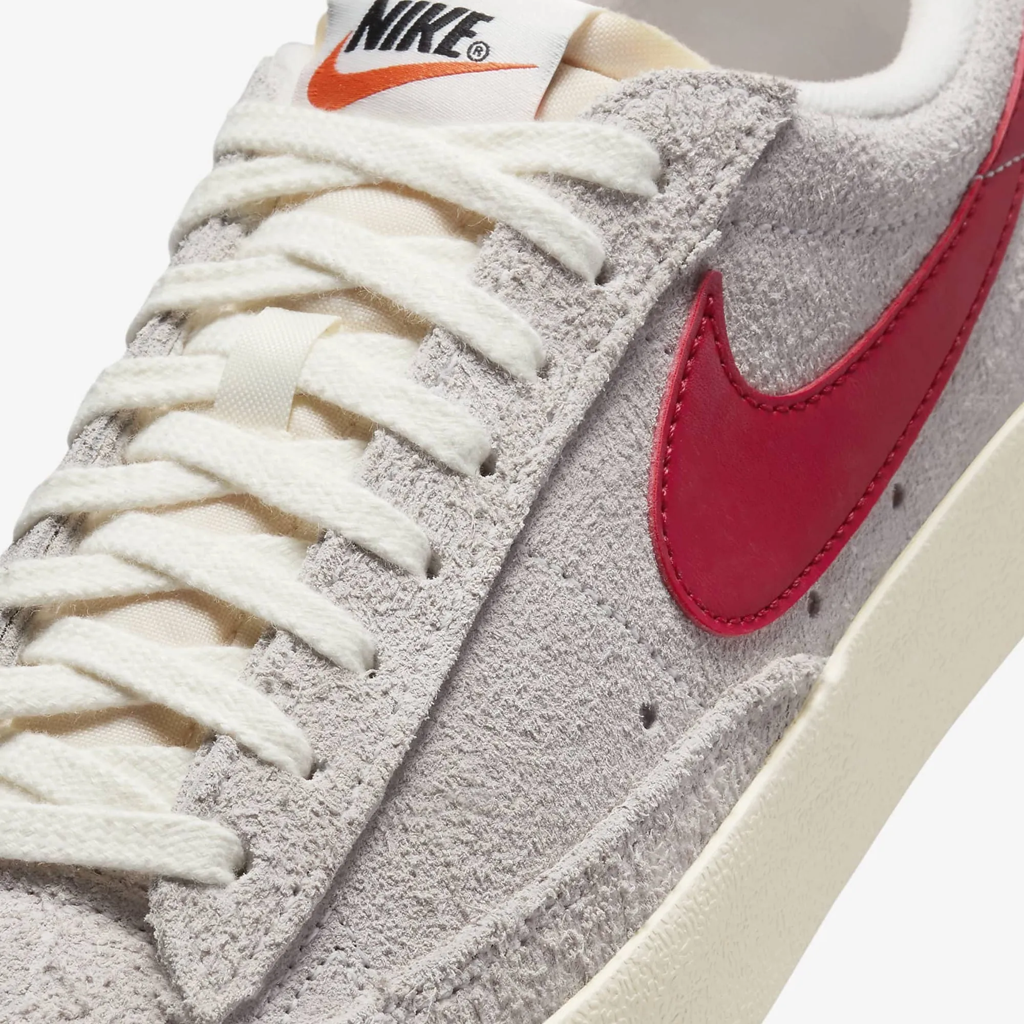 WMN'S BLAZER LOW '77 VINTAGE 'SUMMIT WHITE/GYM RED-SAIL-COCONUT MILK'